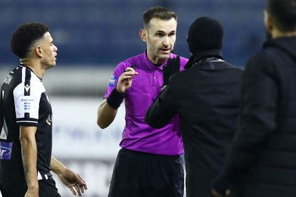 Έντονες διαμαρτυρίες του Λουτσέσκου στον διαιτητή για τη φάση του Ντεσπόντοβ