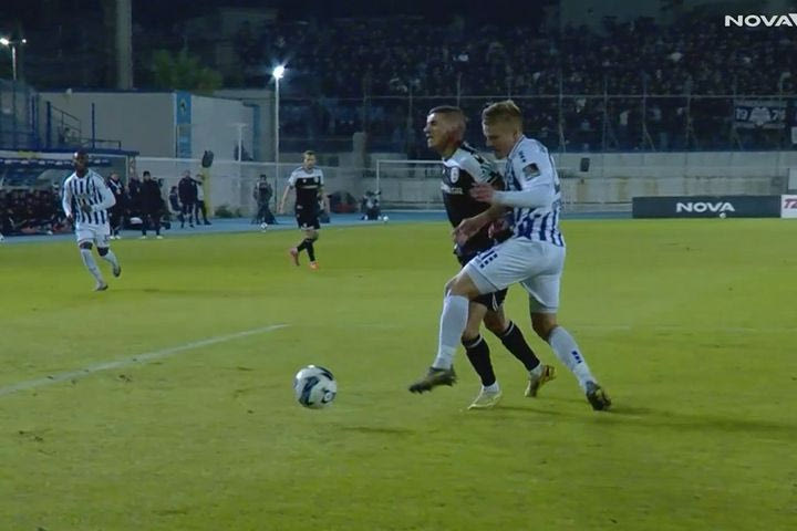 Ατρόμητος – ΠΑΟΚ: Ο VAR κάλεσε τον διαιτητή Τσακαλίδη να κάνει on field review σε πτώση του Ντεσπόντοβ για πέναλτι, αλλά επέμεινε στην αρχική του απόφαση για θέατρο του Βούλγαρου