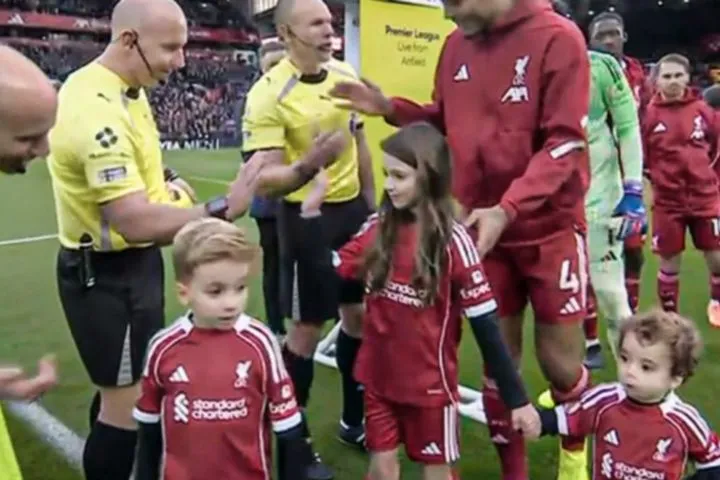 Λίβερπουλ – Γουλβς: Συγκίνηση στο Άνφιλντ, oι γιοι του Ντιόγκο Ζότα συνόδευσαν τις μασκότ πριν την έναρξη του αγώνα
