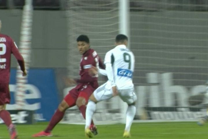 ΑΕΛ Novibet – Παναθηναϊκός: Πέναλτι για τους πράσινους μέσω VAR, ο Ευαγγέλου έδειξε την άσπρη βούλα για το μαρκάρισμα του Φεριγκρά πάνω στον Ζαρουρί