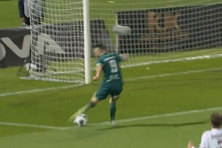 Total football από τον Λεβαδειακό, ο Όζμπολτ απέφυγε τον Αναγνωστόπουλο και έκανε το 3-0