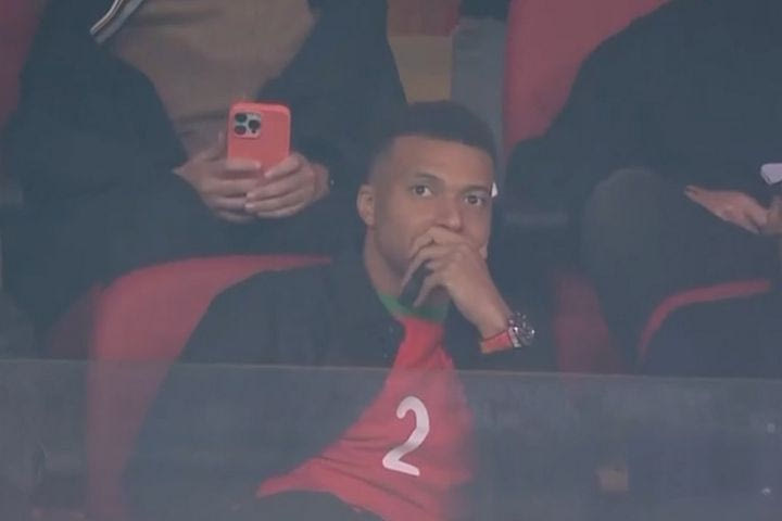 Εμπαπέ: Ο Γάλλος σούπερσταρ παρακολούθησε από κοντά το Μαρόκο – Μάλι φορώντας φανέλα Χακίμι