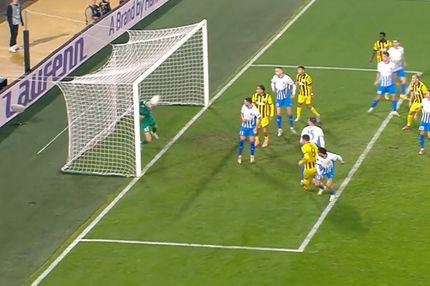 Ανεπανάληπτη χαμένη ευκαιρία για την ΑΕΚ: Ο Ισένκα απόμακρυνε πάνω στη γραμμή την κεφαλιά του Γιόβιτς