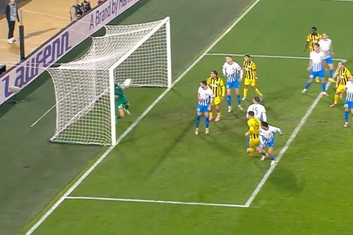 Ανεπανάληπτη χαμένη ευκαιρία για την ΑΕΚ: Ο Ισένκα απόμακρυνε πάνω στη γραμμή την κεφαλιά του Γιόβιτς