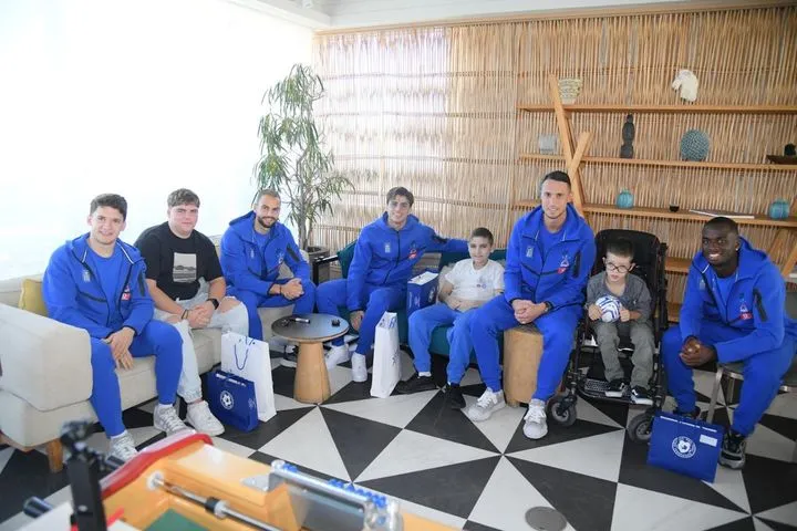 Τζόλης, Τετέι, Ρότα και Χατζηδιάκος έκαναν έκπληξη σε τρία παιδιά από το Make-A-Wish Ελλάδος (vid.) – Ο ΟΠΑΠ, Χρυσός Χορηγός της Εθνικής, προσέφερε μία αξέχαστη εμπειρία στα παιδιά