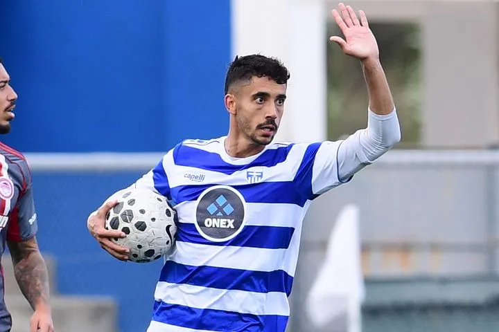 Ο Βερνάρδος πέρασε την μπάλα πάνω από τον Μπότη και η Ελλάς Σύρου μείωσε σε 3-2 απέναντι στον Ολυμπιακό