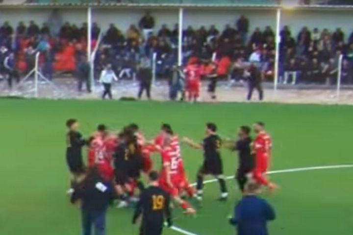 Χαμός στο Χερσόνησος – Εργοτέλης: Γενική σύρραξη και κουτουλιά Κώτσιου σε αντίπαλο