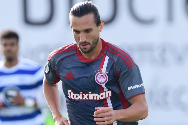 Ελλάς Σύρου – Ολυμπιακός: Ο Γιαζίτζι άνοιξε το σκορ για τους ερυθρόλευκους από στρώσιμο του Καμπελά