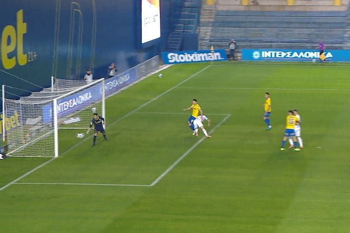 Το δοκάρι της ΑΕΚ στο 10′ με τη σέντρα-σουτ του Λιούμπιτσιτς