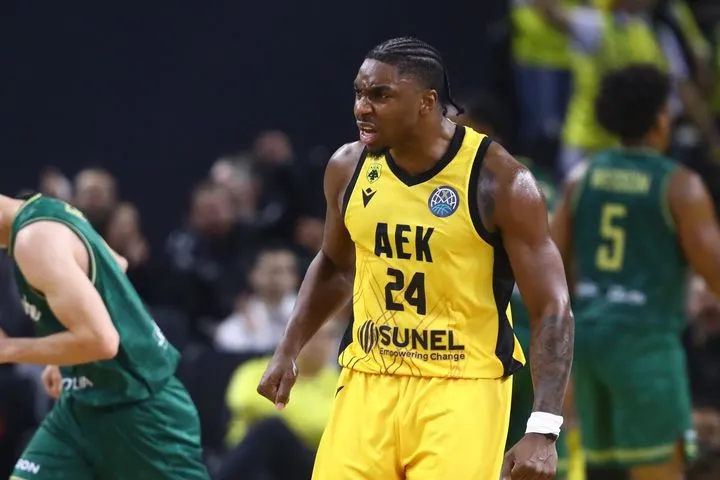 ΑΕΚ – Λεβίτσε 99-88: Άντεξε η Βασίλισσα, ξέσπασε στην παράταση, πήρε το ματς και μαζί την πρώτη θέση