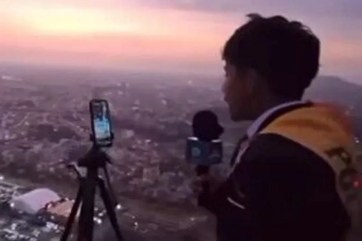 Δημοσιογράφος από κούνια: 15χρονος Περουβιανός έκανε ταξίδι 18 ωρών, σκαρφάλωσε σε βουνό και έκανε περιγραφή του τελικού του Copa Libertadores