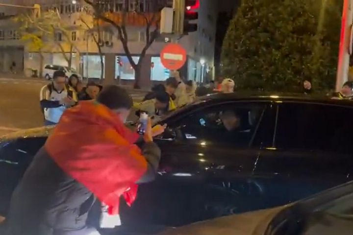 Οπαδοί της Ρεάλ σταμάτησαν το αυτοκίνητο του Αλόνσο: “Υπομονή Τσάμπι, σε εμπιστευόμαστε”