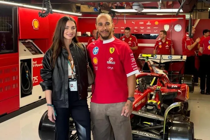 Το ιδιαίτερα φιλικό κλίμα ανάμεσα σε Λιούις Χάμιλτον και Άνα ντε Άρμας στο Grand Prix που συζητήθηκε