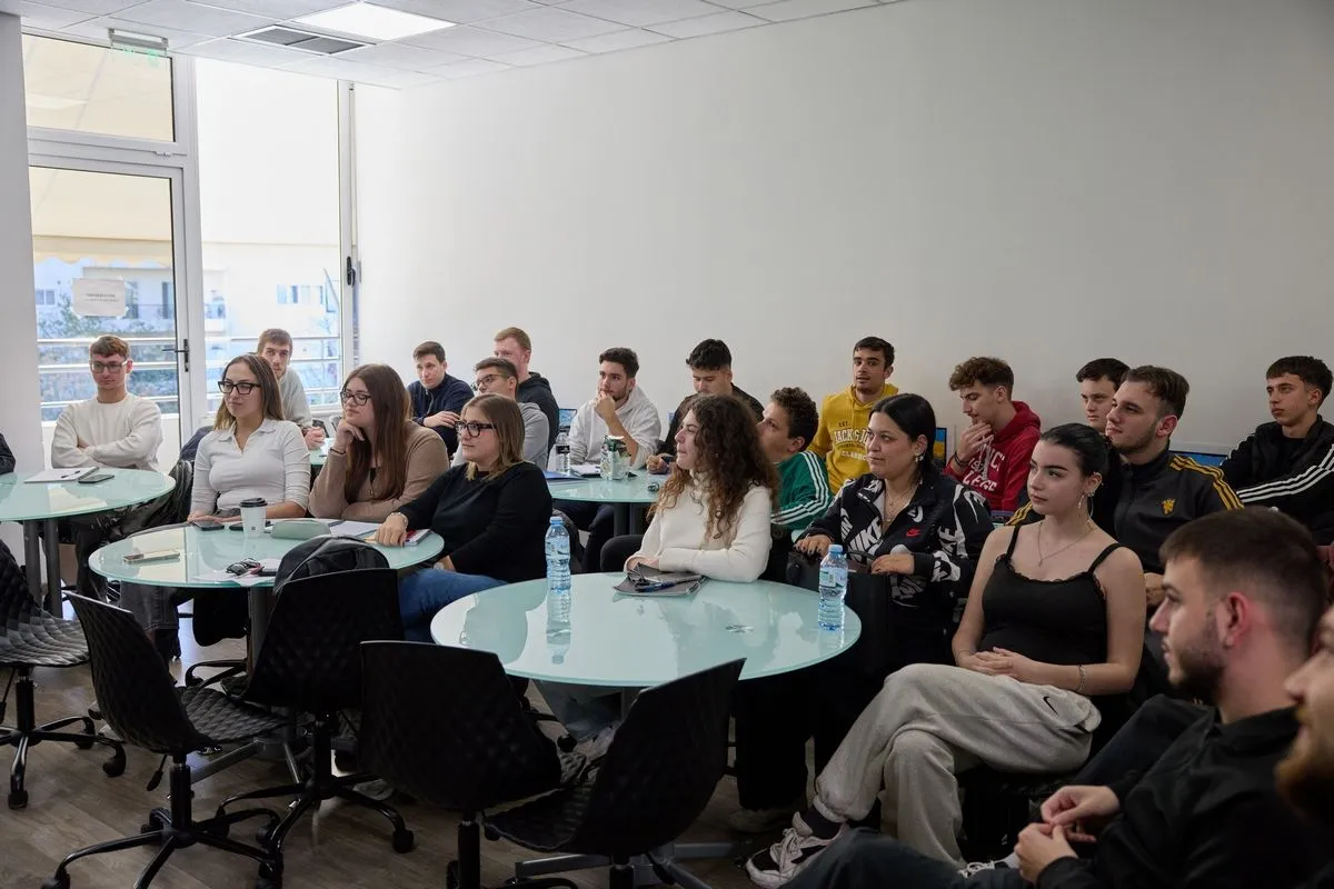 Οι σπουδαστές του ANT1 MediaLab παρακολουθούν τη συζήτηση με τον Λάζαρο Χριστοδουλόπουλο