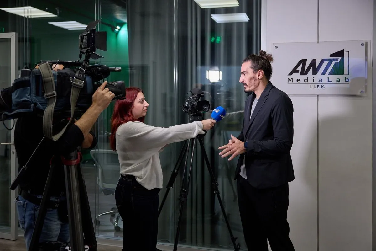 Σπουδάστρια του ANT1 MediaLab παίρνει δηλώσεις από τον Λάζαρο Χριστοδουλόπουλο