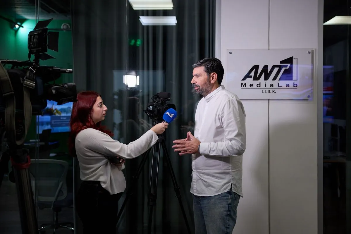 Σπουδάστρια του ANT1 MediaLab παίρνει δηλώσεις από τον Παντελή Βλαχόπουλο