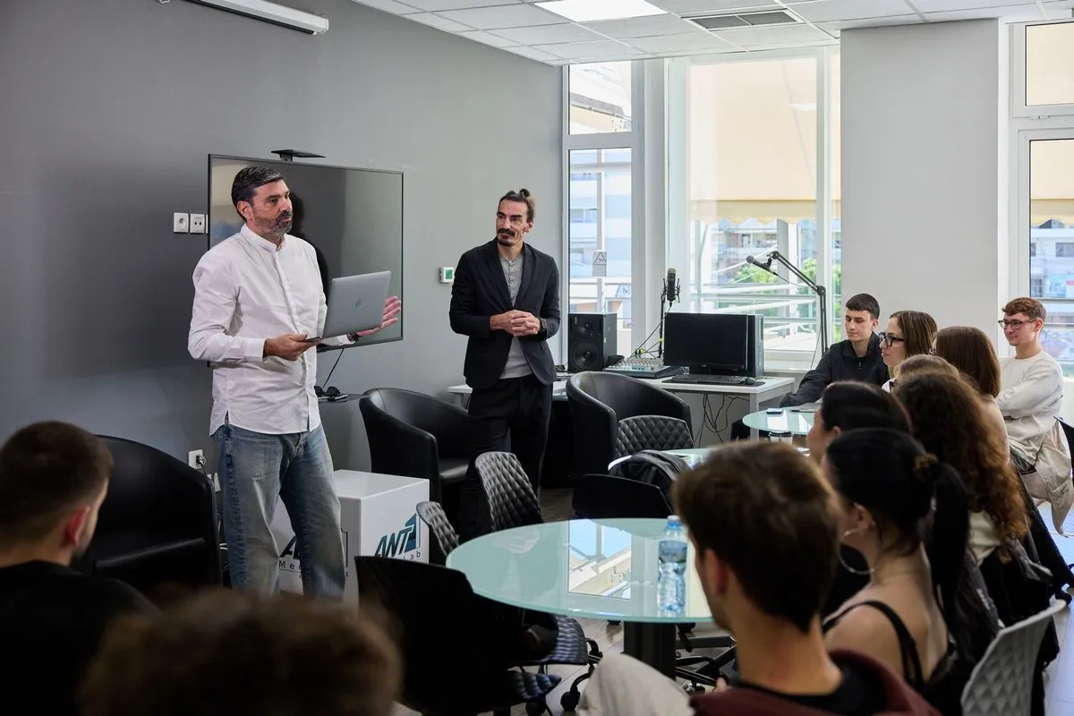 Ο Παντελής Βλαχόπουλος με τον Λάζαρο Χριστοδουλόπουλο συζητούν για τη "Η σύγχρονη δημοσιογραφία και η σχέση των αθλητών με τα ΜΜΕ"