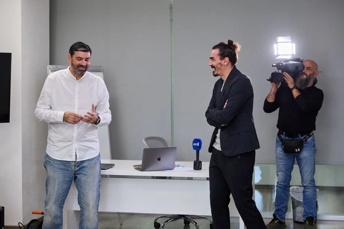 Ο Παντελής Βλαχόπουλος με τον Λάζαρο Χριστοδουλόπουλο συζητούν για τη "Η σύγχρονη δημοσιογραφία και η σχέση των αθλητών με τα ΜΜΕ"