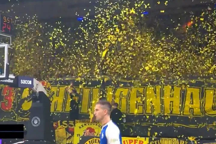 Απόβαση στο Αμβούργο από τους οπαδούς του Άρη, χαμός με τα χαρτάκια στο τζάμπολ του αγώνα