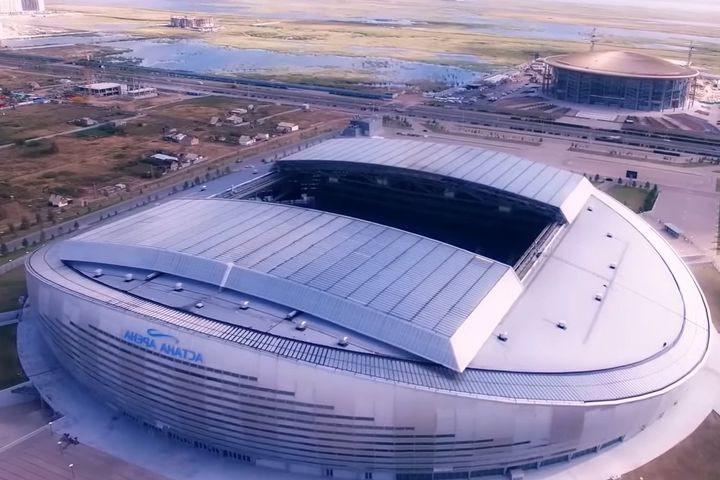 Τι θα συναντήσει ο Ολυμπιακός στην Αστάνα: Οι δύσκολες καιρικές συνθήκες, το συνθετικό τερέν και η οροφή που κλείνει