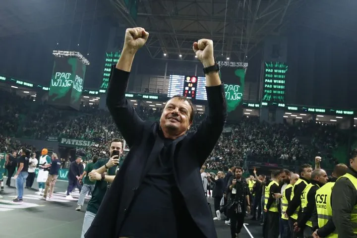 Παναθηναϊκός AKTOR: Είδε τη νονά του κι αντί να της φιλήσει το χέρι, της το δάγκωσε