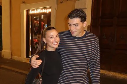 Στο πλευρό του Χρήστου Μανδά η σύντροφός του στην πρώτη φετινή εμφάνιση του με τη Λάτσιο - Το δαχτυλίδι αρραβώνων που τράβηξε τα βλέμματα