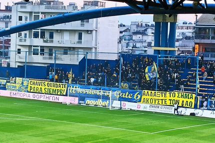 Τα πανό των οργανωμένων του Παναιτωλικού για τον Τσάβες και το έμβλημα της ομάδας