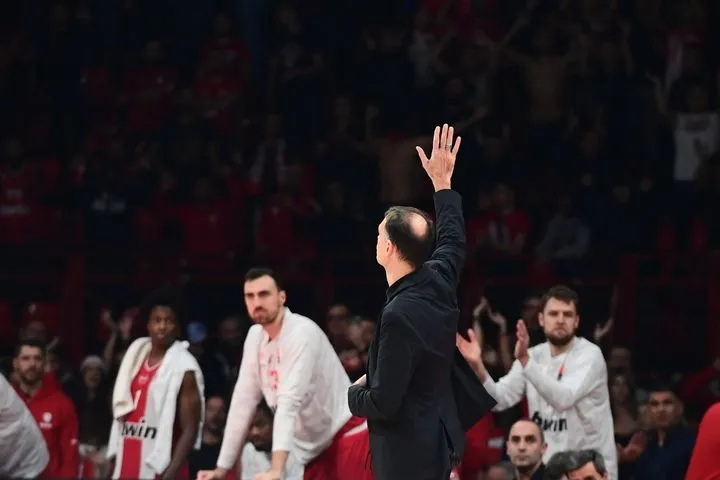 Ολυμπιακός – Βιλερμπάν: Το εορταστικό κλίμα, η αποθέωση του Μπαρτζώκα και η πρόταση γάμου στην παρακάμερα των ερυθρολεύκων κόντρα στους Γάλλους