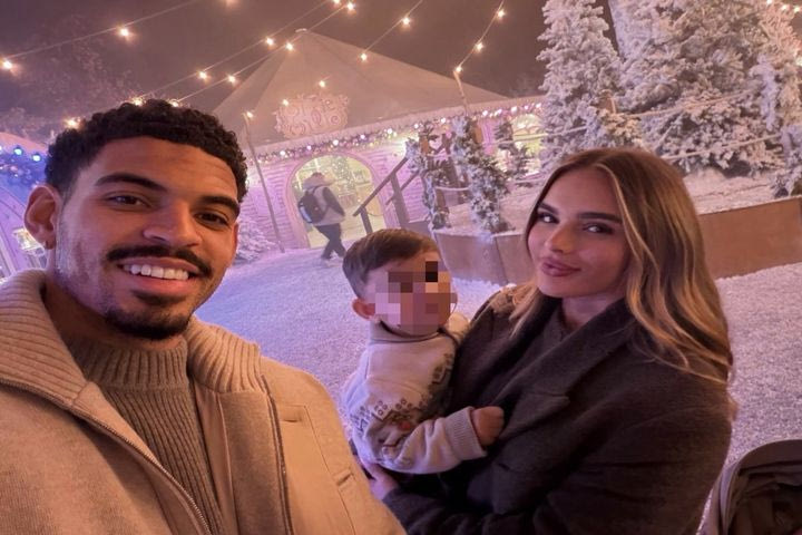 Νότιγχαμ Φόρεστ: Ο Μόργκαν Γκιμπς-Γουάιτ επίσκεφθηκε με τα παιδιά του το χωριό του Άγιου Βασίλη στην Αγγλία