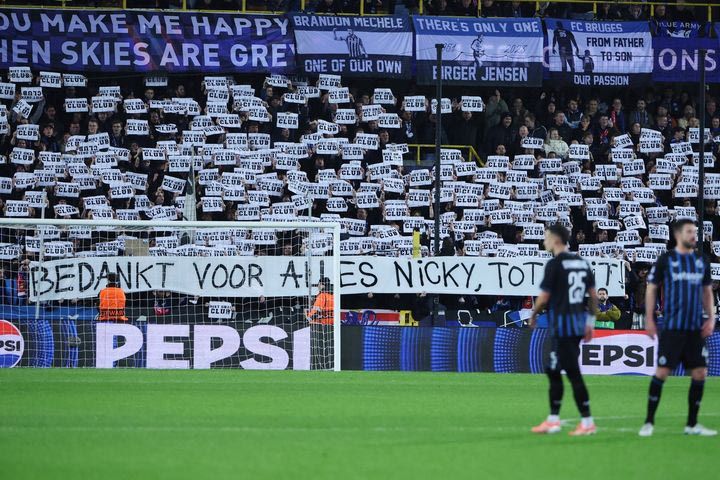 Μπριζ – Άρσεναλ: Οι οπαδοί των γηπεδούχων σήκωσαν πλακάτ πριν το ματς, για να δείξουν την οργή τους για την απόλυση του Νίκι Χάγιεν