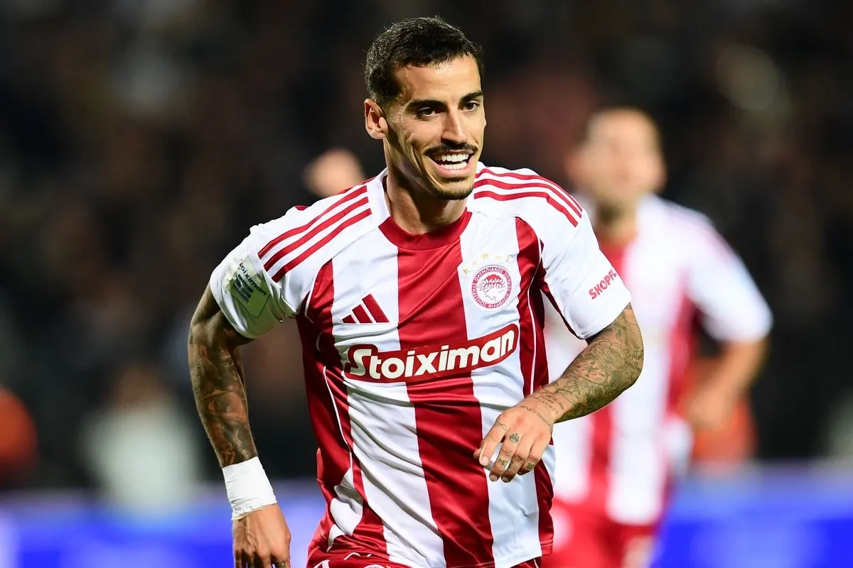 Ολυμπιακός: Η κόρη του Τσικίνιο τραγουδάει φαρσί τον ύμνο των ερυθρολεύκων