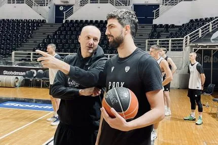 Ο Χουγκάζ στην τελευταία προπόνηση του ΠΑΟΚ για το 2025