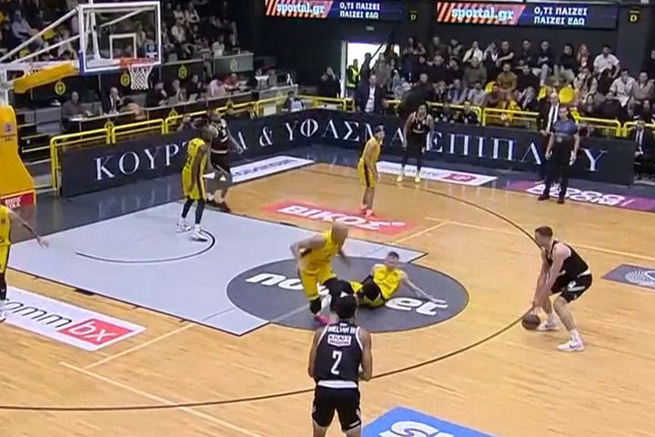 Ο Ντιμσά με μία ντρίμπλα ξάπλωσε στο παρκέ Ρέινολντς – Σαλάς και σκόραρε για τρεις