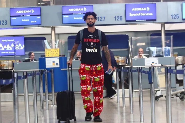 Χριστουγεννιάτικο mood για Ντόρσεϊ: Το Grinch παντελόνι που “έκλεψε την παράσταση” στο αεροδρόμιο