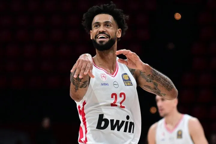 Ολυμπιακός – Κολοσσός 100-86: Ο Τάιλερ Ντόρσεϊ έβαλε 41 πόντους και έκλεψε την παράσταση στο ντεμπούτο του Μόντε Μόρις