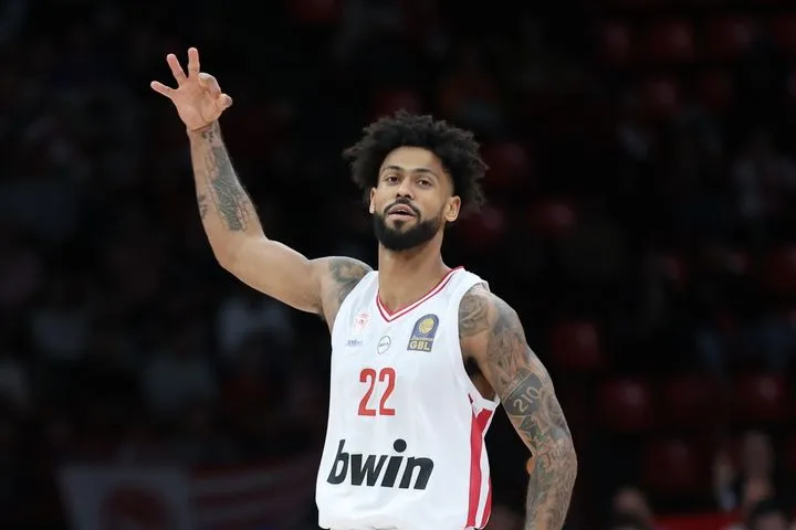 Με buzzer-beater τρίποντα των Ντόρσεϊ και Αρμς το εντυπωσιακό ξεκίνημα του Ολυμπιακός – ΑΕΚ