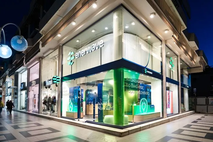 Μπήκαμε στα νέα καταστήματα Enerwave και καταλάβαμε γιατί η ενέργεια αλλάζει εποχή