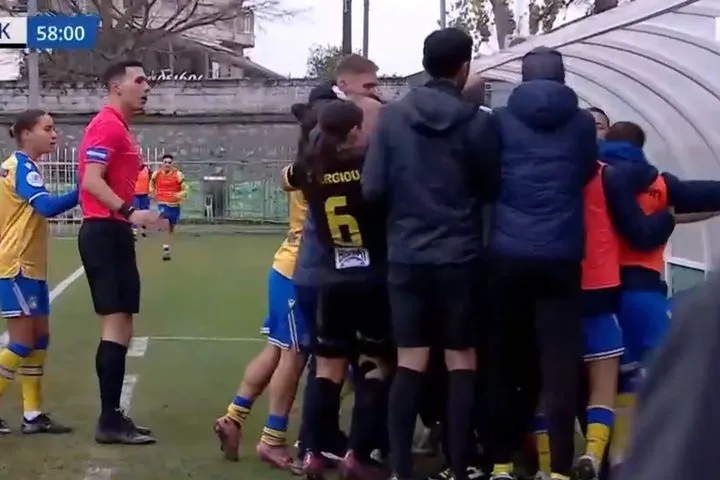 Χαμός στο Αστέρας AKTOR – ΑΕΚ: Πιάστηκαν στα χέρια οι παίκτριες και οι άνθρωποι του πάγκου