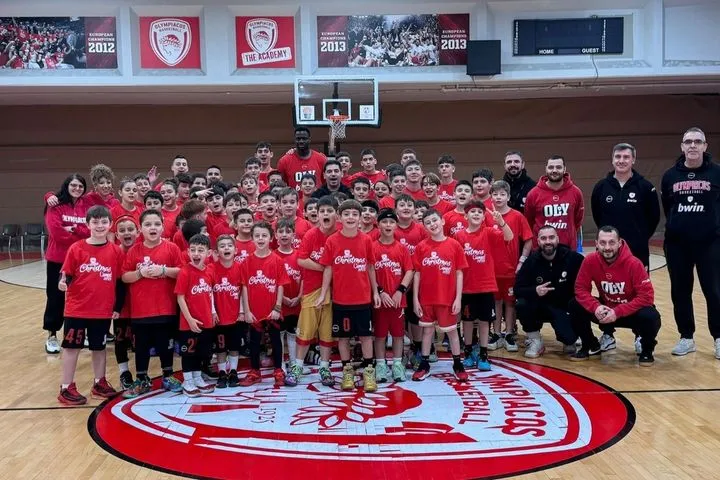 Ολυμπιακός: Ο Φαλ έκανε έκπληξη στα παιδιά που συμμετείχαν στο ερυθρόλευκο Christmas Junior Camp