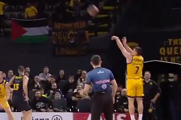 ΑΕΚ – Άρης Betsson: Δύο τρίποντα σε 90″ από τον Φλιώνη στη δεύτερη περίοδο