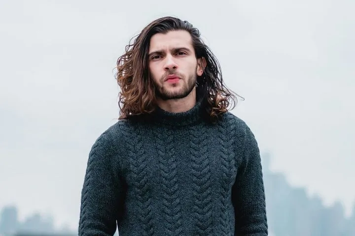 Άρπαξε την ευκαιρία και αγόρασε δύο πουλόβερ στην τιμή των 60 ευρώ