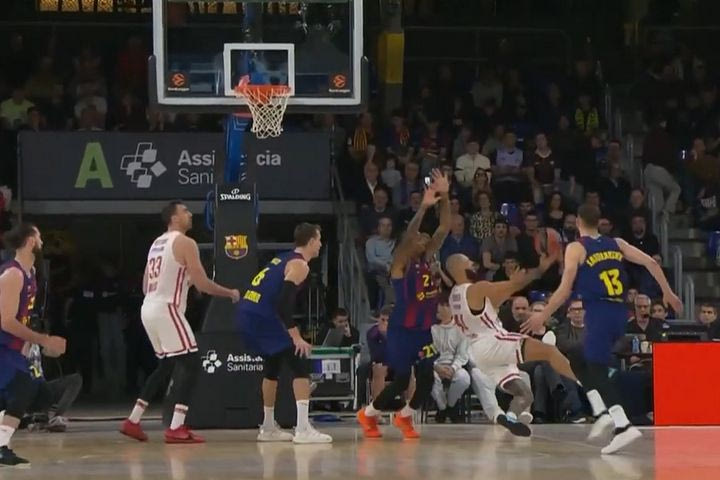 Μπαρτσελόνα – Ολυμπιακός: VIDEO με το τρελό λέι απ του Φουρνιέ με την πλάτη στο καλάθι, πέφτοντας στο παρκέ