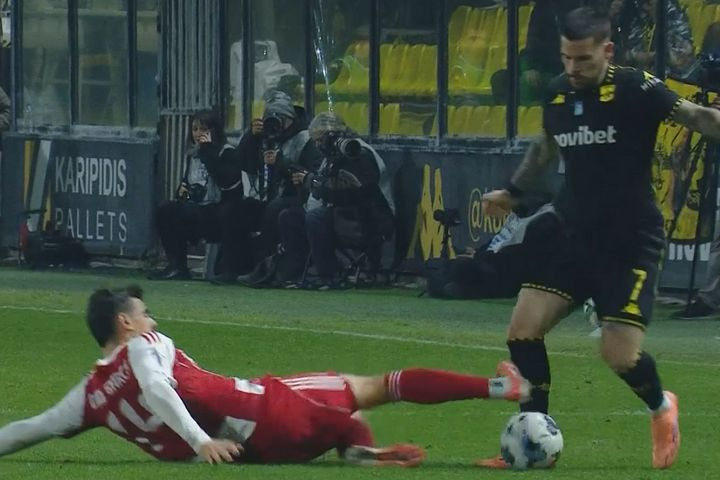 Άρης – Ολυμπιακός: Ο Ντάνι Γκαρθία είδε δεύτερη κίτρινη κάρτα και αποβλήθηκε στο 51ο λεπτό της αναμέτρησης