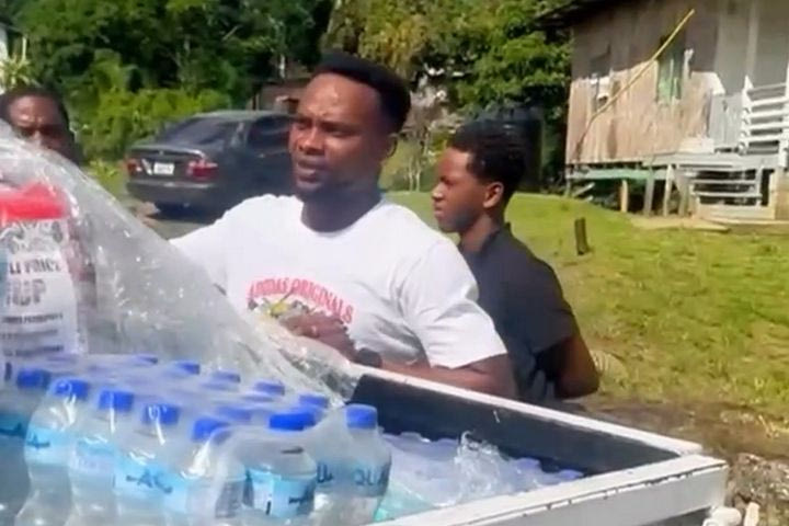 Ο Λιβάι Γκαρσία μοίρασε τρόφιμα σε οικογένειες που έχουν ανάγκη