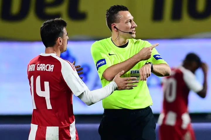 Επίθεση Ολυμπιακού σε ΕΠΟ και Λανουά για τη διαιτησία: “Όσο κι αν προσπαθούν, δεν θα μας σταματήσουν”