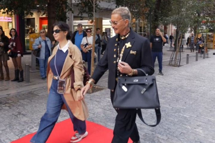  Ο Λάκης Γαβαλάς ξαναχτυπά: Κάνει την Ερμού πασαρέλα και σκορπίζει τη λάμψη του