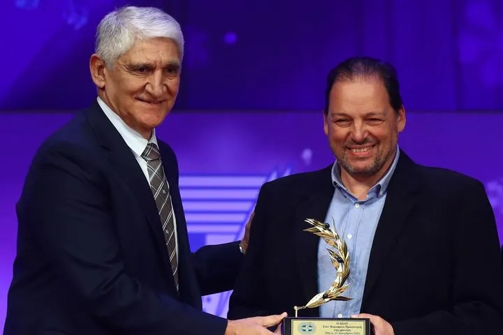 Ο θρύλος του ελληνικού αθλητισμού, Παναγιώτης Γιαννάκης βραβεύει τον Χάρη Παυλίδη