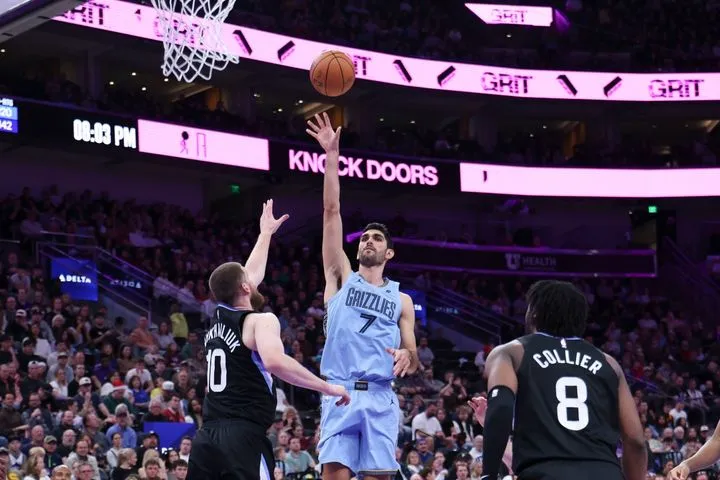 NBA: Επιβλητικές εμφανίσεις έφεραν νίκες για Χόρνετς, Καβαλίερς, Γκρίζλις και Πίστονς