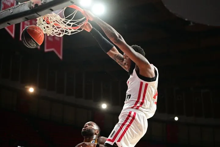 H τρομερή ασίστ του Παπανικολάου για το κάρφωμα του Χολ