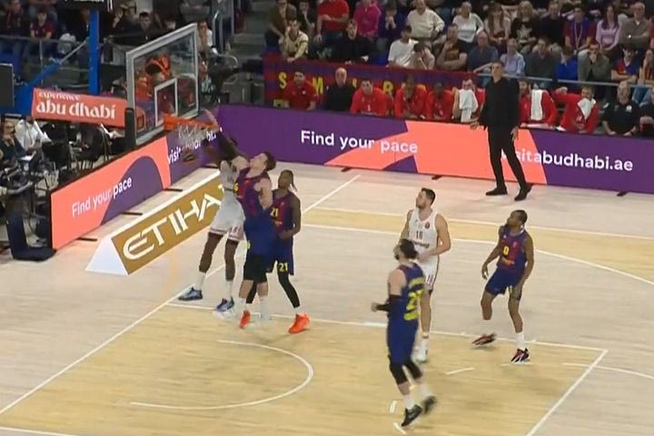 Μπαρτσελόνα – Ολυμπιακός: Ο Χολ έκανε putback κάρφωμα μετά από άστοχο τρίποντο του Πίτερς